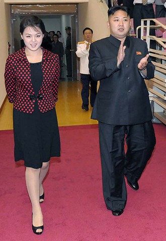 Đệ nhất Phu nhân Triều Tiên xuất hiện cùng chồng tại một buổi hòa nhạc hôm 27/7 mà không đeo huy hiệu